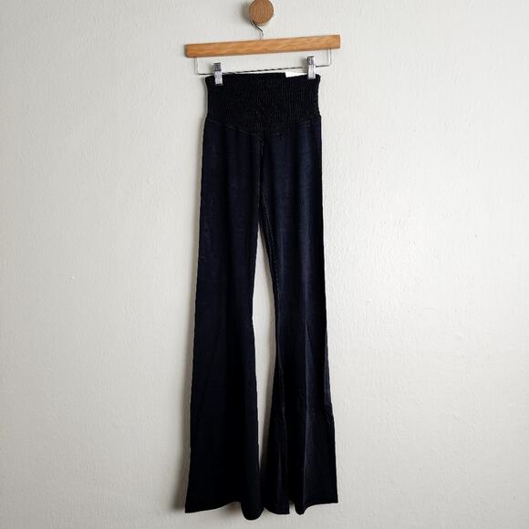 NEW Aerie Offline Real Me Smocked Super Flare Black Flared Hi Rise Legging - Picture 1 of 12